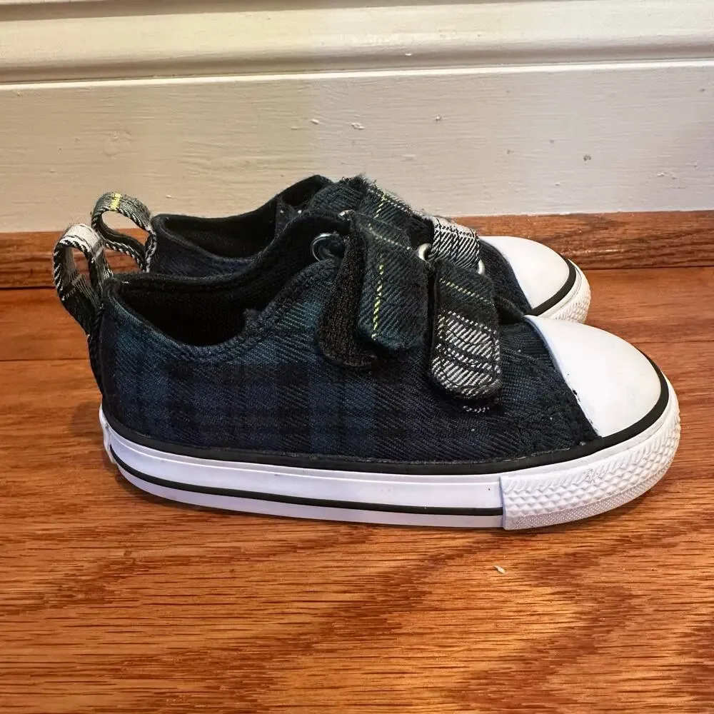 Toddler Converse Sneakers sz 6